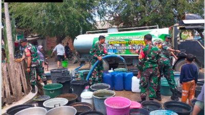 TNI Hadir Ditengah Kekeringan, Distribusikan Air Bersih Bagi Warga