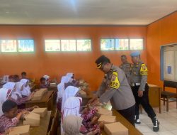 Hari ke Lima Polisi Bagikan Paket Makan Bergizi Kepada Pelajar Sekolah