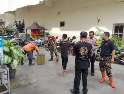 Guyub Rukun…!! Babinsa Bersama Perangkat Kelurahan Sudiroprajan Kerja Bakti Bersihkan Kantor Serta Pendopo Kelurahan