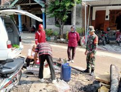 Babinsa Nogosari Turut Basmi Sarang Nyamuk DBD