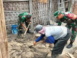 Tunjukan Kepedualian, Babinsa Bantu Renovasi Rumah Warga