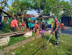 Tumbuhkan Kesadaran Masyarakat Pentingnya Kebersihan, Babinsa Gilingan Pelopori Kerja Bakti Bersama Warga