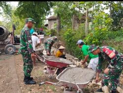 Babinsa Bangun Talud Jalan, Jamin Aliran Air Lancar