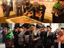 Memaknai Kepahlawanan: Danrem 162/WB Bersama Forkopimda NTB Ziarahi Makam Pahlawan Nasional