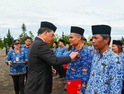 Bupati Humbahas Serahkan Satyalancana Karya Satya