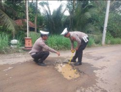 Satlantas Polres Trenggalek Lakukan Asistensi Jalan Rusak di Wilayah Kampak