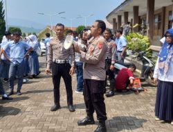 Kapolsek Majalaya Memimpin langsung Sosialisasi Larangan Penggunaan Knalpot No Standar di SMAN 2 Majalaya.