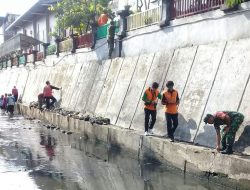 Cegah Terjadinya Banjir, Babinsa Keprabon Bersama Elemen Masyarakat Laksanakan Kerja Bakti Resik-resik Kali Pepe