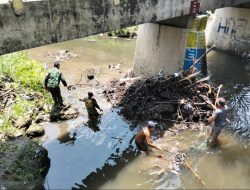 Bersihkan Sampah di Kali Jenes, Babinsa Laweyan Berharap Tidak Terjadi Banjir Saat Musim Hujan Tiba