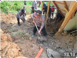 Kompak, Polri Bersama TNI, Trantib, Pemdes Dompyong, LSM Dan Warga Bergotong Royong Bersihkan Rumah Warga Bendungan dari Material Tanah Longsor