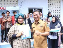 Bupati Dadang Supriatna Serahkan Ijazah Paket A, B dan C, serta Sertifikat PTSL dan Insentif RT/RW di Desa Lengkong