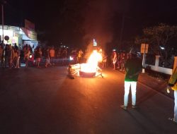 “Diduga Massa Pendukung Paslon AKJ-SYAH Blokir Jalan, Dipicu Pengerusakan Patung Kuda JARAPASAKA Lambang Daerah Dompu ?!”