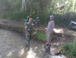 Babinsa Pentur Bersama Warga Binaan Periksa Saluran Irigasi