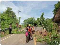 Polsek dan Koramil Manggelewa, Sigap Tangani Longsor Jalan Tanjakan Nang Tumpu Di Dompu.