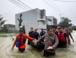 Gerak Cepat Pammat Subdit Gasum Polda Sulsel Evakuasi Korban Banjir di Makassar.