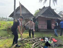 Polisi dan Kodim 0625 Pangandaran Lakukan Relokasi dan Pemulihan Lokasi Bencana Puting Beliung