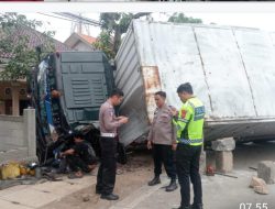 Polisi Evakuasi Laka Lantas di Jalan Pantura