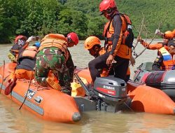 Personel TNI dan Petugas Gabungan Temukan Korban Tenggelam di Waduk Bendo