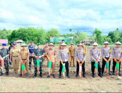 Kapolda Sulsel Tinjau Lahan Produktif dan Tanam Bibit Jagung di Desa Bolli Kab. Bone