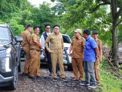 Bersama Anggota DPR-RI Fraksi Nasdem, Bupati Barru Tinjau Lokasi Longsor Di Soppeng Riaja