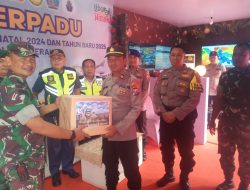 Secara Simbolis Berikan Bingkisan di Posko Pengamanan Natal dan Tahun Baru di Pelabuhan Tanjung Perak