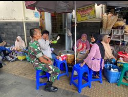 Sembari Berpatroli, Babinsa Sudiroprajan Berikan Motivasi Kepada Pedagang di Pasar Gede Solo