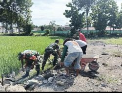 Demi Memperlancar Jalan Petani Menuju Sawah, Babinsa Bangun Talud