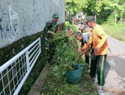 Cegah Banjir, Babinsa Pucangsawit Gotong Royong Bersama Warga Bersihkan Selokan