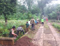 Babinsa Andong Gotong Royong Bersihkan Parit Bersama Warga