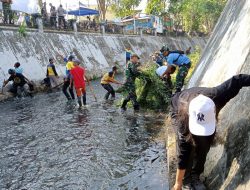 Bersihkan Kali Pepe, Babinsa Ketelan Berharap Tidak Terjadi Banjir Dan Luapan Air Saat Hujan Tiba