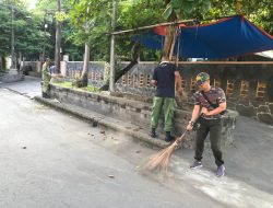 Peduli Terhadap Kebersihan, Babinsa Kepatihan Wetan Pelopori Kerja Bakti Area Umum Jalan Dan Trotoar