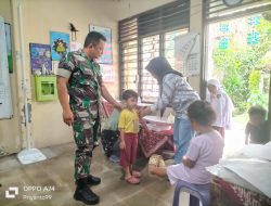 Dampingi Posyandu Balita, Bukti Nyata Babinsa Jayengan Peduli Pertumbuhan Kesehatan Anak