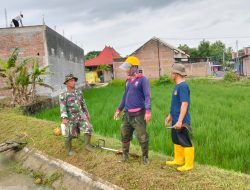 Babinsa Nogosari Bantu Optimalkan Saluran Irigasi Untuk Petani