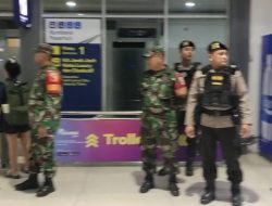 Babinsa Koramil 0830/04 Bubutan Laksanakan Pemantauan Arus Balik Natal dan Tahun Baru di Stasiun Pasar Turi