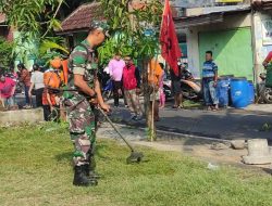 Gunakan Mesin Babat Rumput, Babinsa Gilingan Bersama Warga Laksanakan Kerja Bakti Ciptakan Lingkungan Bersih Dan Nyaman