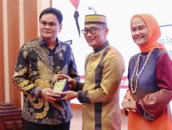 Bupati Barru Wakili Kepala Daerah Serahkan Cindera Mata Kepada PJ. Gubernur Sulsel