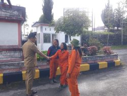 Dr. Oloan Paniaran Nababan Sapa Petugas Kebersihan di Humbang Hasundutan