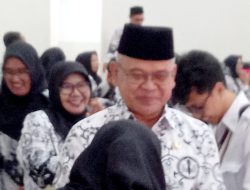 Camat Diar Hadi Gusdinar Ucapkan Apresiasi Dan Selamat Atas Diberikannya Penghargaan Bagi Guru Pendidik Yang Telah Purna Bhakti Tahun 2024 Oleh PGRI Cabang Rancaekek.