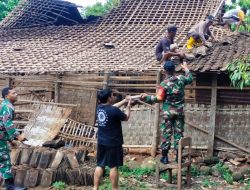 Wujud Kepedulian Babinsa Nogosari Bantu Rehap Rumah Warga