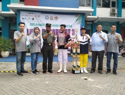 Dukung Pelaksanaan Lomba Ketangkasan Baris-berbaris, Pjs. Danramil 0830/03 Pabean Cantian Serahkan Piala Bergilir