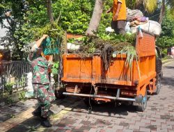 Kerja Bakti Bersama, Bukti Nyata Babinsa Manahan Peduli Lingkungan Yang Bersih Sehat Dan Nyaman