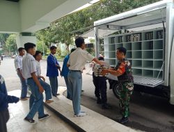 Sukseskan Program Makan Bergizi Gratis, Babinsa Kepatihan Wetan Bantu Pendistribusian di Sekolah