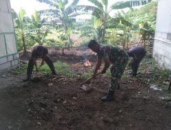 Wujud Nyata Peduli Lingkungan, Babinsa Banjarsari Ajak Warga Kerja Bakti Bersihkan Lahan Kosong