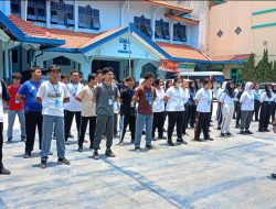 Babinsa Kelurahan Gilingan Tanamkan Disiplin Kepada Siswa – Siswi SMAN 2 Surakarta Dengan Latihan PBB