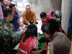 Gerak Cepat, Babinsa Sondakan Dampingi PMI Sambangi Warga Yang Terkena Musibah
