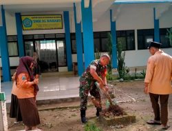 Babinsa Modung Ajak Siswa At-Tahiriyah Cintai Lingkungan Sekolah