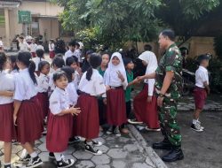 Semangat Babinsa Tak Pernah Kendor, Pacu Motivasi Belajar Anak-anak SDN Gandekan Solo