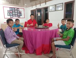 Wakil Bupati Humbahas Makan Bersama Dengan Anak-Anak Komplek Bukit Inspirasi