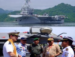 Kapal Perang Perancis Charles de Gaulle Bersandar di Lombok Barat