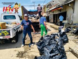 Hari HPN, MOI Banten Ikut Bersihkan Sampah Bersama JPMI Di Pesisir Laut Teluk